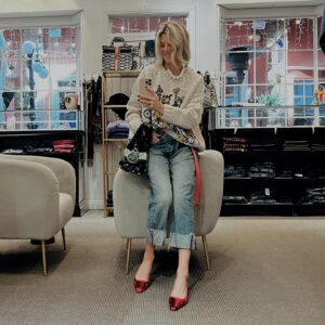 Janet Gunn Instagram - Fun day at the office on a Friday with @periaofficial in my favorite ☕️ spot @eurocaffe wearing my shiny sequin shoes🙌🏻 @madisonmaison 
Have a great evening!! Keep it sparkly and fun🎶 #shinyhappypeople #ootdstyle #lovemyjob #lifeisyourrunway