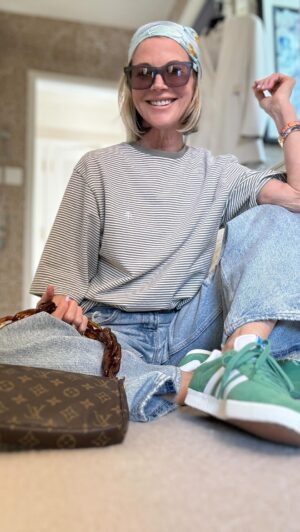 Janet Gunn Instagram - Keeping it casual and cool with a few favorites🌸
The more I use @typologyparis the more I’m convinced this healthy skincare is Fabulous!! 
I’m addicted to the powder... and these drops, the concealer, and honestly the whole thing!!
I absolutely love @official_addidas gazelle sneakers; 
I’m always up for a casual T-shirt 
these Levis I have on repeat
bad hair day... no problem, break out your scarf!
I’ve had this little LV bag foreveaaaaah, and adding this fun chain strap was an improvement!
These sunglasses from @lookopticusa are always in my car and my bag!
Let’s give a little to @somaayurvedic the healthy body oils, this fragrance is divine!
wait... the powder brush from @lauragellerbeauty lips @maccosmetics 💋
oh... the cute little white t with the smiley face, I got in Barcelona at a Korean shop.
#oneofakind
Keep Dancing and Have fun with your fashion!
#lifeisyourrunway #lookoptic #fashioninspo #casualchic