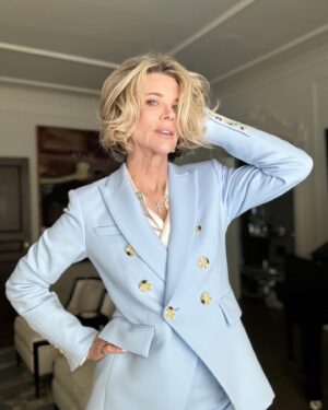 Janet Gunn Instagram - Suited Up & on way… in style thanks to @veronicabeard 
Come, by today from 5 to 7 PM at the new Veronica Beard boutique at Fashion Island! So excited to have the Veronica’s here!