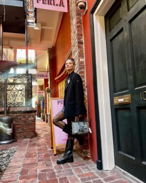 Janet Gunn Instagram - Fashion on Friday ☆ Office attire @periaofficial has a great collection of @anyahindmarch bags. Looking for the best ☕ lunch, wine selection & great place to end your week👌@eurocaffebh #bestkeptsecret 
@wolford please bring back these tights, I get stopped every time I wear them! Best brooches @socialbutterflieslosangeles 🫶
Have a great day! And who are you rooting for this weekend? #superbowl2024 #ootdstyle #wearwhatyoulove #motorcycleboots #agelessstyle