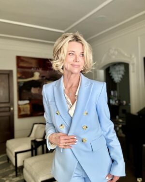 Janet Gunn Instagram - Suited Up & on way… in style thanks to @veronicabeard 
Come, by today from 5 to 7 PM at the new Veronica Beard boutique at Fashion Island! So excited to have the Veronica’s here!