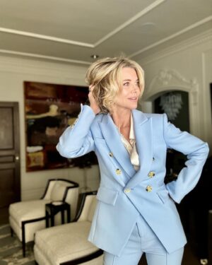 Janet Gunn Instagram - Suited Up & on way… in style thanks to @veronicabeard 
Come, by today from 5 to 7 PM at the new Veronica Beard boutique at Fashion Island! So excited to have the Veronica’s here!