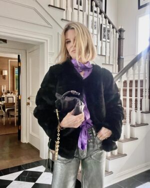 Janet Gunn Instagram - I know I’m a little late on the Mob Wife trend, but I just got my hands on this fabulous Plush Jacket in Black. Sooooo soft! 
Pants are Metallic Mid-Rise Wide Leg Jeans in xs.
✅Links In Stories #mobwife #benaarla