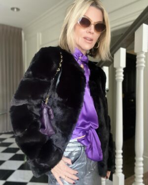 Janet Gunn Instagram - I know I’m a little late on the Mob Wife trend, but I just got my hands on this fabulous Plush Jacket in Black. Sooooo soft! 
Pants are Metallic Mid-Rise Wide Leg Jeans in xs.
✅Links In Stories #mobwife #benaarla