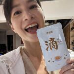 Janet Hsieh Instagram - 接下來工作檔期都爆滿了，加上要忙房子的裝潢和小孩的大小事，真的不敢想像如果沒有我媽媽的幫忙我該怎麼處理好這一切！也還好有@農純鄉滴雞精給我精神和體力對抗疲勞，隨時攜帶快速補充營養！I don't know what I would do without my Mom!! Without her helping us out with the kids, I wouldn't be able to focus on my work, house renovation or the never ending kids’ activities! Thank goodness I have also have 農純鄉 to keep me going!💪🏻💪🏻💪🏻 下個月就是母親節了！想藉著這個機會提醒所有偉大的媽媽們，你除了是一位女兒、太太、母親之外，你還是你自己！不要忘記要先照顧好自己，才有體力去做自己喜歡的事、把更多的愛分享給身邊的人喔！當然，還有體力去追逐你的孩子！ As mothers, we tend to put others ahead of ourselves, so let's take this moment to remind all the amazing moms out there: Don't forget to take care of yourself too. You need to keep up your energy to pursue your passions, spread love to those around you, and oh yeah, chase after your children. 🏃🏻‍♀️💦 提早祝所有媽媽們， 母親節快樂！（我先來一包不摻一滴水的農純鄉原味滴雞精愛一下自己🤪）HAPPY MOTHER’S DAY TO ALL SUPER MOMS! 🦸🏼‍♀️💕 🛒5/13前，農純鄉滴雞精全年度最優惠 🛒59折起，還有多項好禮送給妳 🛒母親節限定，快去逛逛吧>>> https://ncx.tw/WDj0w