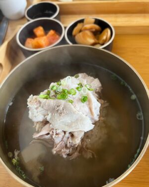 Jang Shin-young Instagram - 정우와 오랜만에 온 제주💕 협제 온다정 제주맛집 👏👍그동안 자주못봤던 미래 😭😅🥲제주에 혼자떨어져 고생하고있지만 넘넘 기특하고 대견하고 👍정말맛있었던음식들 사촌동생이 운영하고있는 제주협재 온다정👍💕정우도 나도 한그릇뚝딱하고왔다 ㅋㅋㅋ 든든한 한끼 👍미래야!!! 힘내자!!! 제주 협재 온다정 대박나자 지금도 맛집이지만🥰💕❤️👍