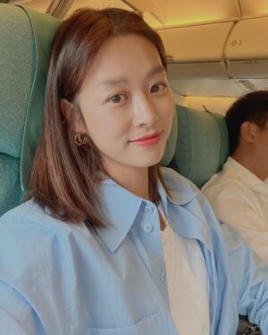 Jang Shin-young Instagram - 지난추억사진 ✨우연히 마주한🌈저녁 수영장 풍경이아름다웠던 제주 THE SIENA 💕 맛있었던 따봉주스👍행복했던 시간들