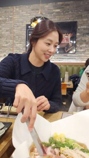 Jang Shin-young Instagram - 연말은 좋은사람들과 영화관 나들이 맛난거 같이먹기💕❤️