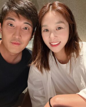 Jang Shin-young Instagram - 잠시 둘만의 외출💕