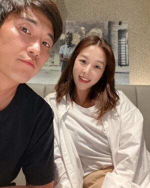 Jang Shin-young Instagram - 잠시 둘만의 외출💕
