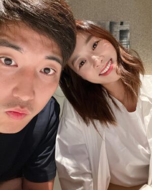Jang Shin-young Instagram - 잠시 둘만의 외출💕