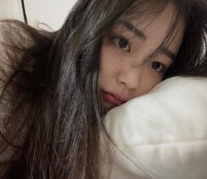Jang Yeo-bin Instagram - 여름씨.. 안녕히 가주시면 안 될까요..💭
너무 더워요 ..