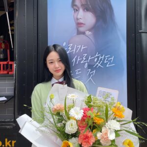 Jang Yeo-bin Instagram - 꽉꽉 채워 올리는 우사모 .zip🍀

우리가 사랑했던 모든 것
감독님, 작가님, 사랑하는 소연 팀, 동료 배우분들 선배님들 우사모를 위해 뛰어주신 많은 스태프분들 덕분에 잘 촬영을 마칠 수 있었고 행복하게 마무리할 수 있었던 거 같습니다. 정말 감사하고 사랑합니다♥ 
또, 우리가 사랑했던 모든 것을 사랑해 주신 모든 분들께도 감사하다는 말씀드리고 싶습니다! ♡ 

우리가 사랑했던 한소연 안녕!!

#우리가사랑했던모든것  #티빙