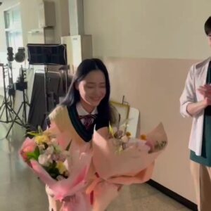Jang Yeo-bin Instagram - 꽉꽉 채워 올리는 우사모 .zip🍀

우리가 사랑했던 모든 것
감독님, 작가님, 사랑하는 소연 팀, 동료 배우분들 선배님들 우사모를 위해 뛰어주신 많은 스태프분들 덕분에 잘 촬영을 마칠 수 있었고 행복하게 마무리할 수 있었던 거 같습니다. 정말 감사하고 사랑합니다♥ 
또, 우리가 사랑했던 모든 것을 사랑해 주신 모든 분들께도 감사하다는 말씀드리고 싶습니다! ♡ 

우리가 사랑했던 한소연 안녕!!

#우리가사랑했던모든것  #티빙