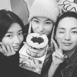 Jang Hui-ryeong Instagram - 12시 땡하자마자 축하해주는 친구들....🖤사랑한다🖤