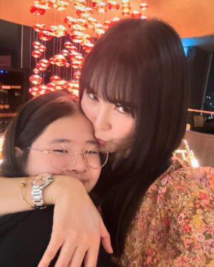 Jang Young-ran Instagram - 당분간 폭풍 셀카 올려도 이해해주실꺼죠?😅😝😝💕

샤랄라 원피스입고💕
사랑하는 딸과😘

많은 응원댓글 너무 너무 감사해요🥹💕🙏
늘 든든해요 🥹진짜루💓👍
늘 솔직하게 진솔하게 다가갈께요🥹😘

#모두행복해져라얍💫 

#일반카메라모드👍👏

#장영란그램💕
#에이급장영란화이팅💓💓💪🏻 
#영라뉴화이팅💪🏻💪🏻💪🏻💕💕