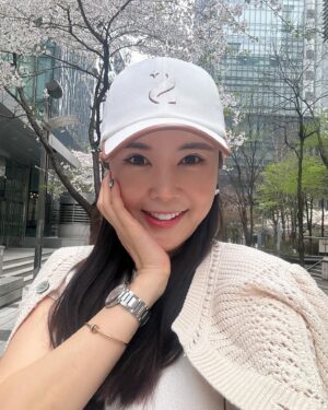 Jang Young-ran Instagram - 아 속이 시원하다. 😅🤣🤣

이제 편하게 정면사진 올릴 수 있겠네요😆💕
어찌나 답답했는지요😅

그동안😝
썬글라스 쓴 모습 
뒷모습만 올리기 답답했어요😅😆

몬가 달라진거 같다구요?😊😆

글쎄요😂 

#쉿비밀얘기는
#에이급장영란 유튜브에서 꼭 확인해 주세요💕🙏
#구독좋아요꼭부탁드려요💓💓🥹🙏

#장영란그램💕
#에이급장영란화이팅💓💓💪🏻