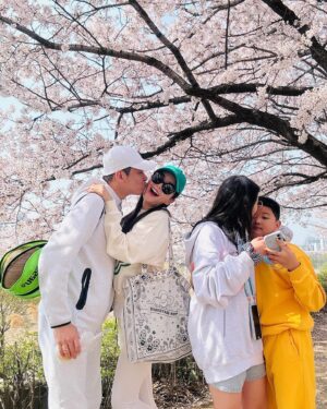 Jang Young-ran Instagram - #안양천벚꽃길  너무 이쁘네요💓💓💕

온가족 #벚꽃구경🌸🌸🌸 

나이들었나봐요 😂왜이렇게 꽃이 이쁠까요?🥰

가슴에는 
#행운을품고😁
#행운을입어요

그리고 

#행운을빌어요🍀 

친한언니가💕
야심차게 만든 브랜드 #마스언에브릴  @mars_en_avril_official 
에구 고생 많았어 언니🥹
옷 너무 이쁘다😝👍👏❤️
#대박나라얍🙏🏼💕

#장영란그램💕