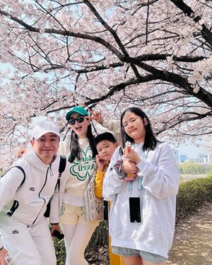 Jang Young-ran Instagram - #안양천벚꽃길  너무 이쁘네요💓💓💕

온가족 #벚꽃구경🌸🌸🌸 

나이들었나봐요 😂왜이렇게 꽃이 이쁠까요?🥰

가슴에는 
#행운을품고😁
#행운을입어요

그리고 

#행운을빌어요🍀 

친한언니가💕
야심차게 만든 브랜드 #마스언에브릴  @mars_en_avril_official 
에구 고생 많았어 언니🥹
옷 너무 이쁘다😝👍👏❤️
#대박나라얍🙏🏼💕

#장영란그램💕