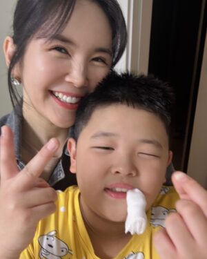 Jang Young-ran Instagram - 퇴근후💓

#투잡러🤣

사랑하는 인친님들💓필요하면 부르세요☝️
#시원하게뽑아드립니다✌🏻😝💖

아직도 이빨요정을 믿는 순수한 준우😂🤣💓

그나저나😅. .혹시 😀. .믿는척 하는건 아니겠죠?😂

#아들스타그램💕
#장영란그램💕
#A급장영란화이팅💪🏻
#영라뉴화이팅💪🏻💪🏻💪🏻💕💕