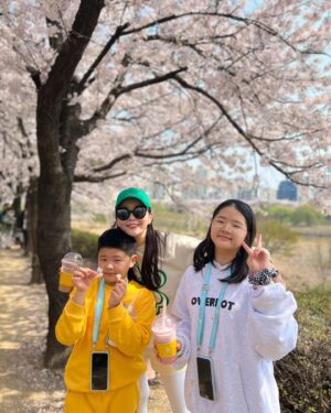 Jang Young-ran Instagram - #안양천벚꽃길  너무 이쁘네요💓💓💕

온가족 #벚꽃구경🌸🌸🌸 

나이들었나봐요 😂왜이렇게 꽃이 이쁠까요?🥰

가슴에는 
#행운을품고😁
#행운을입어요

그리고 

#행운을빌어요🍀 

친한언니가💕
야심차게 만든 브랜드 #마스언에브릴  @mars_en_avril_official 
에구 고생 많았어 언니🥹
옷 너무 이쁘다😝👍👏❤️
#대박나라얍🙏🏼💕

#장영란그램💕