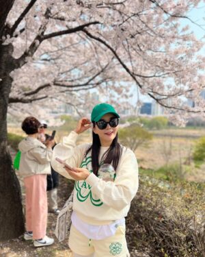 Jang Young-ran Instagram - #안양천벚꽃길  너무 이쁘네요💓💓💕

온가족 #벚꽃구경🌸🌸🌸 

나이들었나봐요 😂왜이렇게 꽃이 이쁠까요?🥰

가슴에는 
#행운을품고😁
#행운을입어요

그리고 

#행운을빌어요🍀 

친한언니가💕
야심차게 만든 브랜드 #마스언에브릴  @mars_en_avril_official 
에구 고생 많았어 언니🥹
옷 너무 이쁘다😝👍👏❤️
#대박나라얍🙏🏼💕

#장영란그램💕