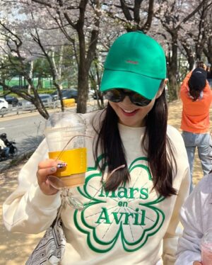 Jang Young-ran Instagram - #안양천벚꽃길  너무 이쁘네요💓💓💕

온가족 #벚꽃구경🌸🌸🌸 

나이들었나봐요 😂왜이렇게 꽃이 이쁠까요?🥰

가슴에는 
#행운을품고😁
#행운을입어요

그리고 

#행운을빌어요🍀 

친한언니가💕
야심차게 만든 브랜드 #마스언에브릴  @mars_en_avril_official 
에구 고생 많았어 언니🥹
옷 너무 이쁘다😝👍👏❤️
#대박나라얍🙏🏼💕

#장영란그램💕