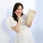 Jang Young-ran Instagram - 사랑하는 인친님들 내새끼님들❤️ 행복한 하루 보내고 계신가요? #영라뉴 화요일 라이브 방송😍 뜨거운 사랑 너무 너무 감사해요💓🙏 하루하루 바쁘게 보내다 보니 어느덧 목요일이 되었네요~❤️ 그 날 사랑 넘치는 댓글을 읽다 그만.. 이번에도😅 예정보다 더 많은 사은품을 드리게 되었지만 그게 라이브의 묘미 아니겠어요?😘 런칭 특가만큼이나 통크게 지른 ‘블랙 컷 아라비카’ 라이브 특가가 오늘까지에유😝☺️ 저번에 고지도 안하고 마감해서 많이들 서운해 하셔서요 💕이렇게 급하게 피드올려요😊 #영라뉴필요하신분들 서둘러주세요😁😝💖@youngranu_official 라이브때 구매하신 분들이 남겨주신 댓글이 정말 너무 감동이었어요🥹🥹 ”헤이즐넛 향 너무 좋다 먹어본 것 중에 제일 맛있다” “여행 때 매일 마셨더니 유지됐다👍“ ”언니 믿고 먹고 있는데 정말 먹어본 것 중 최고다“ 저도 진짜 요즘 매일 매일 마시고 있거든요 이 맛 잡으려고 저와 영라뉴 직원들이 노력한 걸 알아주시는 것 같아서 너무 행복합니다.🙏💖 다이어터들이 계속 찾고 싶은 맛집이 될 수 있도록 계속해서 노력하는 영라뉴 될게요👍💪🏻 늘 믿어주시고 응원해 주셔서 너무 감사해요😭❤️ 문의는 @youngranu_official_ 에서 순차적으로 답변드릴게요🥰 오늘도 행복 가득 하세요💓💓💕🙏 #장영란그램💕 #영라뉴화이팅💪🏻💪🏻💪🏻💕💕 #A급장영란그램🍀
