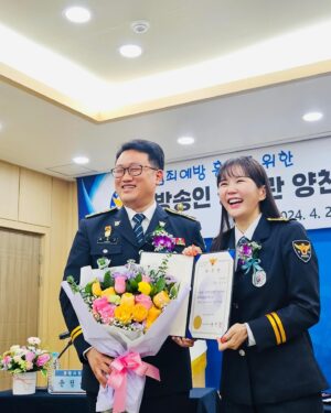Jang Young-ran Instagram - 존경하고 사랑하는 우리 아빠 💓
자랑스런 이름 장원수💓🙏

아빠 오늘 보고 있었지?

아빠의 딸 
아빠의 공주가☺️
양천경찰서  범죄 예방 홍보 대사가 되었어🙏

아빠가 근무하셨던 곳에 오니 
어찌나 아빠 생각이 간절하던지 
참 많이 
보고 싶고 
만지고 싶고 
안고 싶고

이 영광스런 자리에 아빠와 함께 하고 싶었어

참 많이 자랑스러워 하실 아빠 모습이
참 많이 기뻐하실 아빠 모습이
눈에 선해서 왈칵 눈물이 나왔지만 잘 참았어

근데 아빠와 함께 근무하셨던 

“장원수 경무계장님 항상 존경합니다. “

그 문구를 보고 
꾹꾹 참았던 
감정이 북받쳐올라 
에고. . 
글쎄 눈물이 왈칵 터져버렸지모야. . 

아빠가 내 아빠라는게 너무 자랑스러워서 
아직도 아빠를 기억하는 분들께 너무 감사해서

이제 딸 울리기 없기☝️

아빠명예 더 빛나게  #양천경찰서 #범죄예방홍보대사 멋지게 잘해볼께💪🏻

아빠. . 너무 많이 보고싶고 사랑해요💕

#장영란그램💕

 

아빠 너무 사랑해💓

그리고 존경합니다.