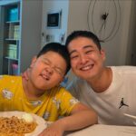 Jang Young-ran Instagram - 허겁지겁 😂🤣 먹는 것도 닮은 부자🥹😍 머리 스타일도 똑같아😂😂💖 #둘다오늘커트했다지요😜 지우는 베이컨크림파스타만😆 준우는 베이컨크림파스타와 부대찌개😂 남편은 부대찌개와외 상큼오이무침🤣 난 #떡볶이😝🤣 식성은 다르지만 서로사랑하는 마음은 하나 입니다.💓 #잘먹어이쁜가족입니다😜😆 이러니 자꾸 자꾸 해주고 싶잖아😅💖 #오늘도사랑넘치는하루되세요💕🙏 #장영란그램💕 #영라뉴화이팅💪🏻💪🏻💪🏻💕💕 #A급장영란❤️