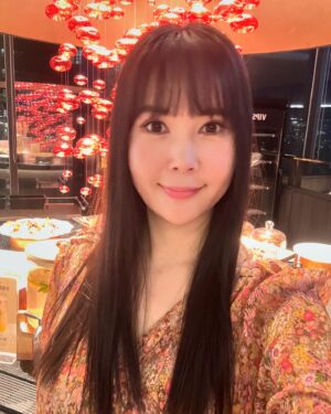 Jang Young-ran Instagram - 당분간 폭풍 셀카 올려도 이해해주실꺼죠?😅😝😝💕

샤랄라 원피스입고💕
사랑하는 딸과😘

많은 응원댓글 너무 너무 감사해요🥹💕🙏
늘 든든해요 🥹진짜루💓👍
늘 솔직하게 진솔하게 다가갈께요🥹😘

#모두행복해져라얍💫 

#일반카메라모드👍👏

#장영란그램💕
#에이급장영란화이팅💓💓💪🏻 
#영라뉴화이팅💪🏻💪🏻💪🏻💕💕