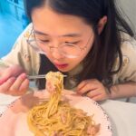 Jang Young-ran Instagram - 허겁지겁 😂🤣 먹는 것도 닮은 부자🥹😍 머리 스타일도 똑같아😂😂💖 #둘다오늘커트했다지요😜 지우는 베이컨크림파스타만😆 준우는 베이컨크림파스타와 부대찌개😂 남편은 부대찌개와외 상큼오이무침🤣 난 #떡볶이😝🤣 식성은 다르지만 서로사랑하는 마음은 하나 입니다.💓 #잘먹어이쁜가족입니다😜😆 이러니 자꾸 자꾸 해주고 싶잖아😅💖 #오늘도사랑넘치는하루되세요💕🙏 #장영란그램💕 #영라뉴화이팅💪🏻💪🏻💪🏻💕💕 #A급장영란❤️
