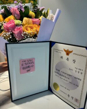 Jang Young-ran Instagram - 존경하고 사랑하는 우리 아빠 💓
자랑스런 이름 장원수💓🙏

아빠 오늘 보고 있었지?

아빠의 딸 
아빠의 공주가☺️
양천경찰서  범죄 예방 홍보 대사가 되었어🙏

아빠가 근무하셨던 곳에 오니 
어찌나 아빠 생각이 간절하던지 
참 많이 
보고 싶고 
만지고 싶고 
안고 싶고

이 영광스런 자리에 아빠와 함께 하고 싶었어

참 많이 자랑스러워 하실 아빠 모습이
참 많이 기뻐하실 아빠 모습이
눈에 선해서 왈칵 눈물이 나왔지만 잘 참았어

근데 아빠와 함께 근무하셨던 

“장원수 경무계장님 항상 존경합니다. “

그 문구를 보고 
꾹꾹 참았던 
감정이 북받쳐올라 
에고. . 
글쎄 눈물이 왈칵 터져버렸지모야. . 

아빠가 내 아빠라는게 너무 자랑스러워서 
아직도 아빠를 기억하는 분들께 너무 감사해서

이제 딸 울리기 없기☝️

아빠명예 더 빛나게  #양천경찰서 #범죄예방홍보대사 멋지게 잘해볼께💪🏻

아빠. . 너무 많이 보고싶고 사랑해요💕

#장영란그램💕

 

아빠 너무 사랑해💓

그리고 존경합니다.