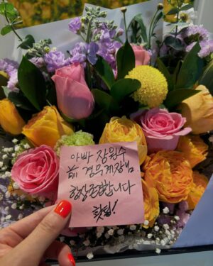 Jang Young-ran Instagram - 존경하고 사랑하는 우리 아빠 💓
자랑스런 이름 장원수💓🙏

아빠 오늘 보고 있었지?

아빠의 딸 
아빠의 공주가☺️
양천경찰서  범죄 예방 홍보 대사가 되었어🙏

아빠가 근무하셨던 곳에 오니 
어찌나 아빠 생각이 간절하던지 
참 많이 
보고 싶고 
만지고 싶고 
안고 싶고

이 영광스런 자리에 아빠와 함께 하고 싶었어

참 많이 자랑스러워 하실 아빠 모습이
참 많이 기뻐하실 아빠 모습이
눈에 선해서 왈칵 눈물이 나왔지만 잘 참았어

근데 아빠와 함께 근무하셨던 

“장원수 경무계장님 항상 존경합니다. “

그 문구를 보고 
꾹꾹 참았던 
감정이 북받쳐올라 
에고. . 
글쎄 눈물이 왈칵 터져버렸지모야. . 

아빠가 내 아빠라는게 너무 자랑스러워서 
아직도 아빠를 기억하는 분들께 너무 감사해서

이제 딸 울리기 없기☝️

아빠명예 더 빛나게  #양천경찰서 #범죄예방홍보대사 멋지게 잘해볼께💪🏻

아빠. . 너무 많이 보고싶고 사랑해요💕

#장영란그램💕

 

아빠 너무 사랑해💓

그리고 존경합니다.