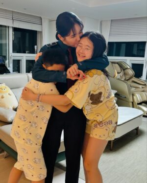 Jang Young-ran Instagram - 존경하고 사랑하는 우리 아빠 💓
자랑스런 이름 장원수💓🙏

아빠 오늘 보고 있었지?

아빠의 딸 
아빠의 공주가☺️
양천경찰서  범죄 예방 홍보 대사가 되었어🙏

아빠가 근무하셨던 곳에 오니 
어찌나 아빠 생각이 간절하던지 
참 많이 
보고 싶고 
만지고 싶고 
안고 싶고

이 영광스런 자리에 아빠와 함께 하고 싶었어

참 많이 자랑스러워 하실 아빠 모습이
참 많이 기뻐하실 아빠 모습이
눈에 선해서 왈칵 눈물이 나왔지만 잘 참았어

근데 아빠와 함께 근무하셨던 

“장원수 경무계장님 항상 존경합니다. “

그 문구를 보고 
꾹꾹 참았던 
감정이 북받쳐올라 
에고. . 
글쎄 눈물이 왈칵 터져버렸지모야. . 

아빠가 내 아빠라는게 너무 자랑스러워서 
아직도 아빠를 기억하는 분들께 너무 감사해서

이제 딸 울리기 없기☝️

아빠명예 더 빛나게  #양천경찰서 #범죄예방홍보대사 멋지게 잘해볼께💪🏻

아빠. . 너무 많이 보고싶고 사랑해요💕

#장영란그램💕

 

아빠 너무 사랑해💓

그리고 존경합니다.