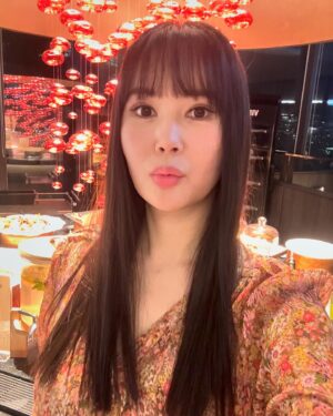 Jang Young-ran Instagram - 당분간 폭풍 셀카 올려도 이해해주실꺼죠?😅😝😝💕

샤랄라 원피스입고💕
사랑하는 딸과😘

많은 응원댓글 너무 너무 감사해요🥹💕🙏
늘 든든해요 🥹진짜루💓👍
늘 솔직하게 진솔하게 다가갈께요🥹😘

#모두행복해져라얍💫 

#일반카메라모드👍👏

#장영란그램💕
#에이급장영란화이팅💓💓💪🏻 
#영라뉴화이팅💪🏻💪🏻💪🏻💕💕