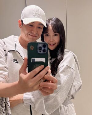 Jang Young-ran Instagram - 내편💕
내반쪽 💖남편님과💕 @jaseng_han 
하루종일 아이들 보냐구 고생했어요🥹🙏

촬영 끝나고 먹는 맥주는 증말 증말 꿀맛💕💕
#이맛에살지요😁 

또 살찌겠네😅

모 먹고 빼고 먹고 빼고 그게 인생이지요😝😝☝️

#오늘도무탈함에감사합니다🙏❄🎁 
#장영란그램💕