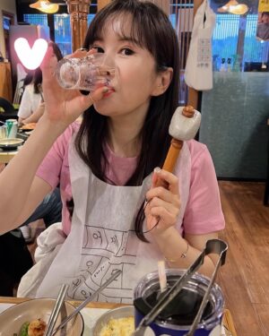 Jang Young-ran Instagram - 내편💕
내반쪽 💖남편님과💕 @jaseng_han 
하루종일 아이들 보냐구 고생했어요🥹🙏

촬영 끝나고 먹는 맥주는 증말 증말 꿀맛💕💕
#이맛에살지요😁 

또 살찌겠네😅

모 먹고 빼고 먹고 빼고 그게 인생이지요😝😝☝️

#오늘도무탈함에감사합니다🙏❄🎁 
#장영란그램💕
