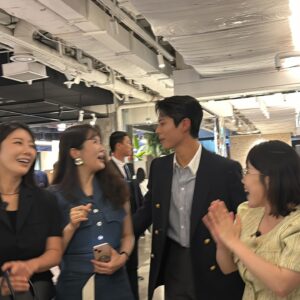 Jang Young-ran Instagram - 정말 오랫동안 팬이었다. 물론 지금도 팬이지만💓🥰

리포터 시절 좋아하는 스타를 실제로 보고 실망한적이 어찌나 많았던지 사실 박보검씨 만나는게 무서웠다😭
(혹시나.. 실망할까봐🥲😭)

근데 근데 😍😍
드뎌 드뎌✌🏻✌🏻
꺄😆😆💕💕💕💕💕
실물영접😭😭😭💕💕💕

실물은 조각 같았구🥰
인성은 보석 같았구💖
그의 연기는 일품이었다👍👍👍👍👍💖💕

만나길 참 잘했다🙏😍초대해줘서 고마워요 보검씨💓
@bogummy 

어제는 연예인이아닌☝️
아줌마 모드 아니 10대소녀로 돌아가 
친구같은 동료들과😍 슬기 나비 진화 향기 가연언니 너무 행복한 시간이었어요💓🙏

10대때 40대 50대 아주머니들을 보면 다 큰 어른이 왜그러나 했는데 😅40대가 되어보니 몸은 나이들어도 내마음은 아직 10대였다😍😂

아그리고 처음보는 실물영접에 10대처럼 다가가지도 못하는 ☺️그냥 바들바들 떨고있는 날 밀어넣은 😁😊👍슬기야 고마워💕 @parkseulgirowa  덕분에 용기내 사진 찍었어🥰🙏 

이피드는 #남편금지피드😅😂

#원더랜드시사회🎫 
#시상식을 방불케한시사회👍
#영화원더랜드많이사랑해주세요💕🙏

#장영란그램💕
#에이급장영란그램💖😍🌈 
#영라뉴화이팅💪🏻💪🏻💪🏻💕💕