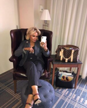 Janice Bryant Howroyd Instagram - In today's digital age, our phones have become part of our lifeline systems. Yet, in the midst of all the emails, texts, and social media scrolling, it's easy to forget the importance of genuine connection. Whether I'm catching up with a loved one or simply engaging in a moment to recharge, I'm reminded that the most meaningful interactions happen when we're fully present. ⁠💕📲 ⁠