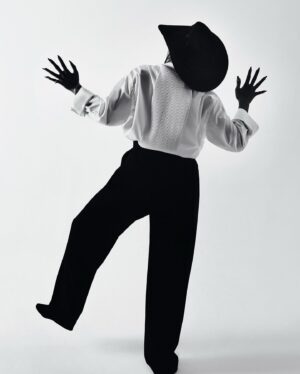 Janicza Bravo Instagram - A pleasure to have been had. #directordrag 

PAR FEMME ISSUE 02

Staring Me, Captured  by Queen Dana Boulos. 

Photographed by @DanaBoulos
Styled by @Marc_Eram
Makeup by @bridgetodonnellmakeup 
Nails @riysnails_
Creative direction by @PaulinaPaige
Story by @GrceONeill

Janicza wears @Versace

#PFISSUE02
#parfemme