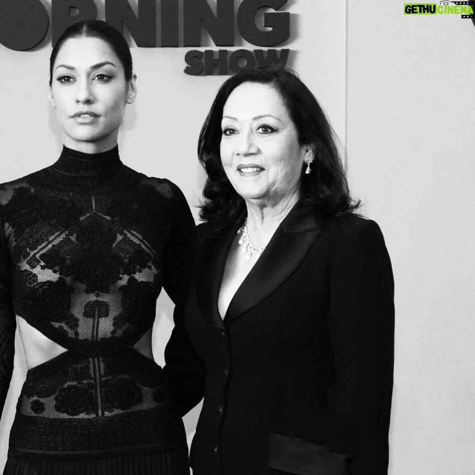 Janina Gavankar Instagram - This was my favorite moment of 2019. My mother, slaying @themorningshow premiere carpet. Thank you to @kerry_ehrin_ & @mimi.leder for including her in episodes 2 & 3 🖤