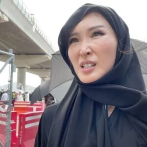 Janis Chan Instagram - 來到 沙特阿拉伯 🇸🇦 看到新聞嚇了一跳。

《聖城麥加朝覲遇51.8°C高溫  逾550穆斯林熱死》
我們當時正身在現場拍攝、同一地點日子時間。

深切祝願離去者能從此遠離所有痛苦 🙏🏻 
May Allah grant eternal peace to the departed soul and give their families strength and comfort. 

我們事先做了好多好多申請才可以參與這場一年一度莊嚴的朝𧡘。作為非穆斯林可以親身現場報道唯有穆斯林教徒才能踏上的麥加朝覲路線，十分十分之難得。
當日早上我懷著尊敬又有點忐忑的心情上路。尊敬是因為這是一個上千年歴史的朝聖活動，每位穆斯林也會希望在一生當中能夠起碼進行一次朝覲，但卻不是太容易實現。而忐忑是因為天氣實在太熱，攝氏50幾度，怕自己頂唔住。
感恩在我有中暑症狀的時候，沿途親切的穆斯林教徒給我在面上噴水讓我降溫，給我糖果讓我補充體力 🙏🏻🙏🏻🙏🏻

Thank you and respects 🙏🏻🙏🏻🙏🏻

朝覲是穆斯林團結及順服真主的一種展示
我深切感受到了

點滴在心頭
Respects 
🙏🏻🙏🏻🙏🏻

祝願往後世上所有穆斯林都能如願並順利平安完成人生中重要非常的朝覲 🙏🏻🙏🏻🙏🏻

朝覲（阿拉伯語： حج‎, Hajj）字面意義是「參與一個旅程」，這意味著外在行為的旅程及內部心靈的旅程。

《無窮之路》的拍攝對我來說何嘗不是一年一次的Hajj ？

感恩大家能遇上
感恩團隊
感恩新聞部這製作

今年的旅程才剛開始
🙏🏻🙏🏻🙏🏻
Thx team 加油！

#無窮之路4
#由杜拜
#到阿布扎比
#而家喺沙特阿拉伯
#一個星期兩個國家三個地方