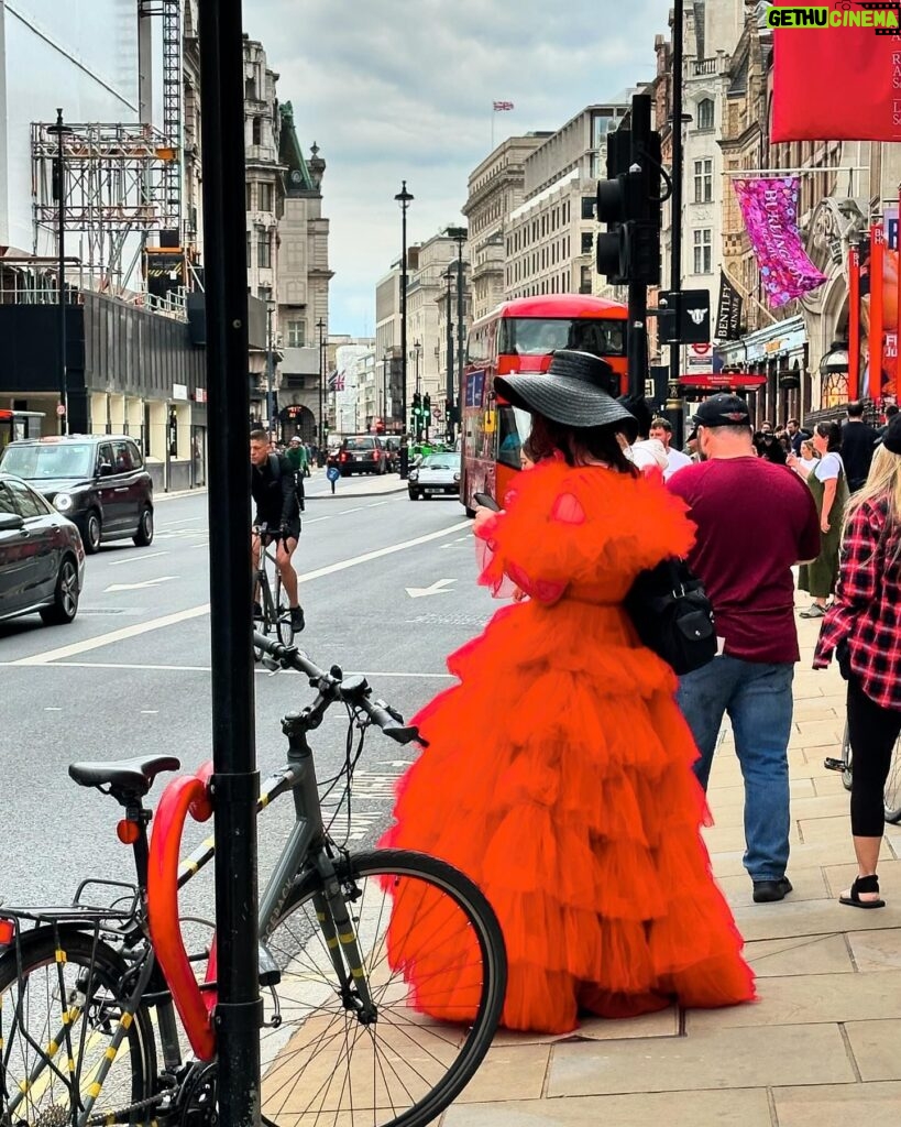 Jann Arden Instagram - Lady in red. #london #reddressday❤️