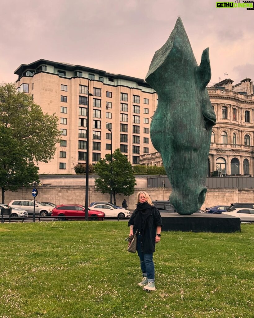 Jann Arden Instagram - @fslondon behind me-- and this war horse!!! Most stunning statue I've ever seen. #london