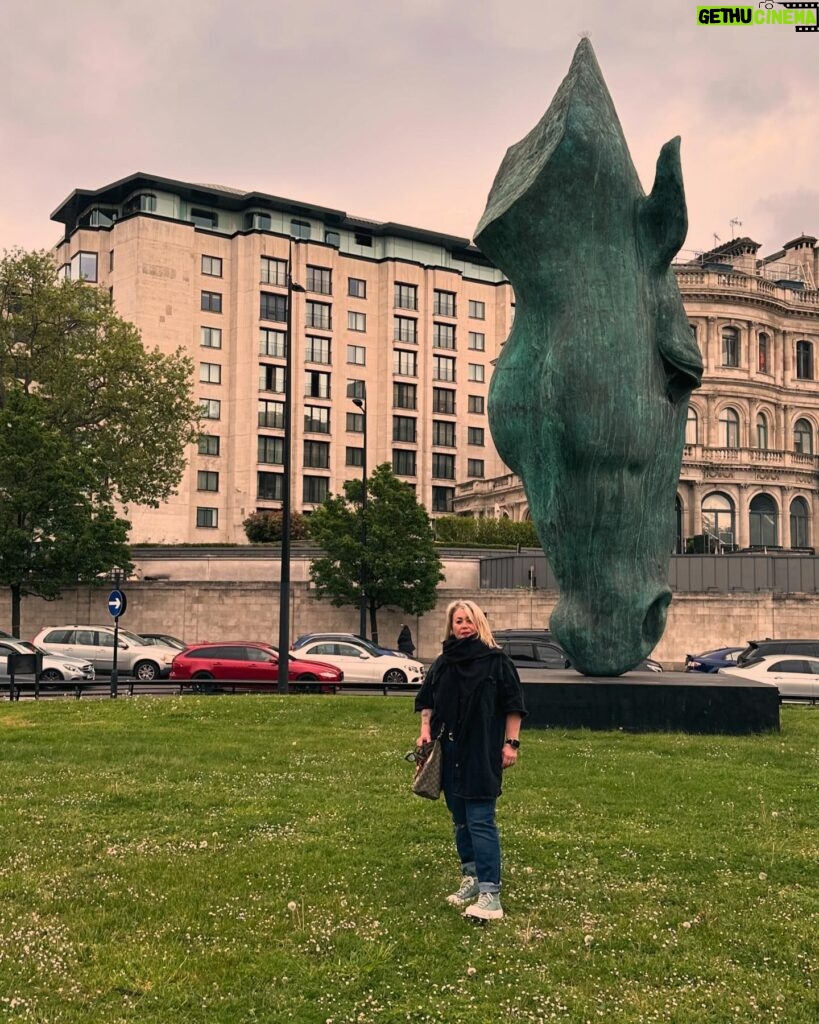 Jann Arden Instagram - @fslondon behind me-- and this war horse!!! Most stunning statue I've ever seen. #london