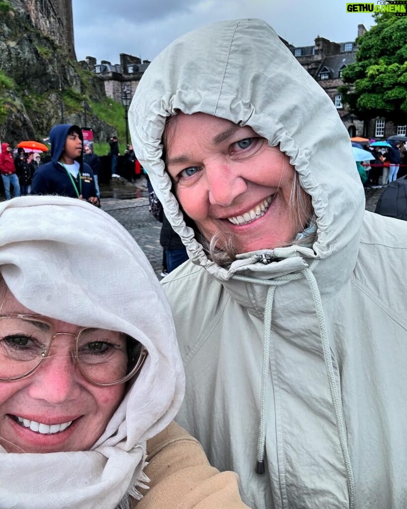 Jann Arden Instagram - Little rain never killed anybody #edinburghcastle @theresadewaal