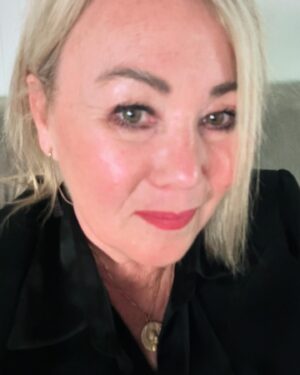 Jann Arden Instagram - My suitcase didn't show up so I hit the Polo park mall!!! #lifeontheroad  here we are Winnipeg!!