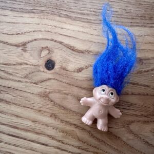 Jannika Wirtanen Instagram - SALAISUUS!! Tänään vien Martan katsomaan uutta Trolls-leffaa, jossa teen dubbaus debyyttini! Oli super hauskaa!! Saa nähdä tunnistaako mamman äänen 😅 Martta ei siis tiedä, joten 🤫

Toisessa kuvassa mun lapsuuden trolls 90-luvulta! Niitä keräiltiin antaumuksella. Jännää tämä elämä.