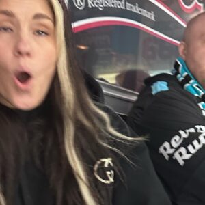 Jannika Wirtanen Instagram - Kaksi vuotias lapseni otti minusta kuvia. Nämä olivat parhaimmat. Internet on valmis, joten voin poistua.

Huomenna @hyvinkaasali 2/3 lipuista myyty, joten vielä mahtuu mukaan. 🤝 

Loput kevään keikat löytyy biosta & @livenationfi sivuilta. 

Kesällä keikkaillaan myös! ☀️